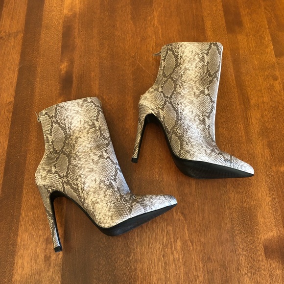 So Me Shoes - SO ME | Grey snake printed structured fall winter ankle boot